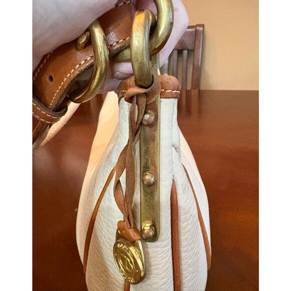 DOONEY & BOURKE - Vtg All Weather Pebble Leather Crescent Sac/Cream/British Tan - Picture 12 of 15